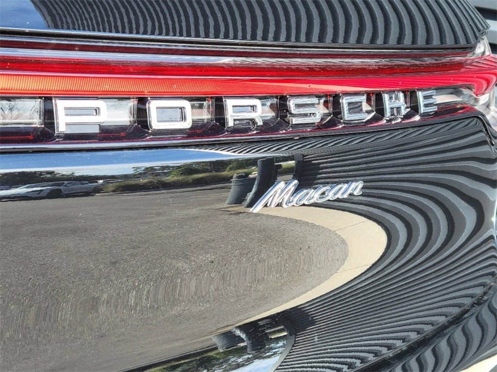 Certified 2025 Porsche Macan image 8