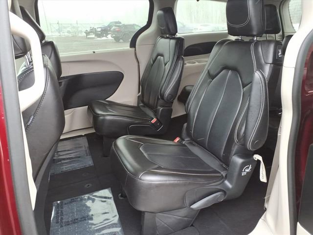 Used 2023 Chrysler Pacifica Touring-L FWD image 12