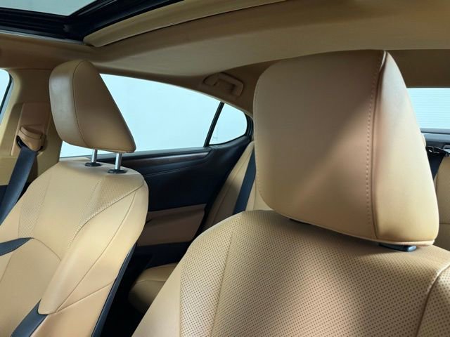Used 2025 Lexus ES 300h w/ Premium Package image 17