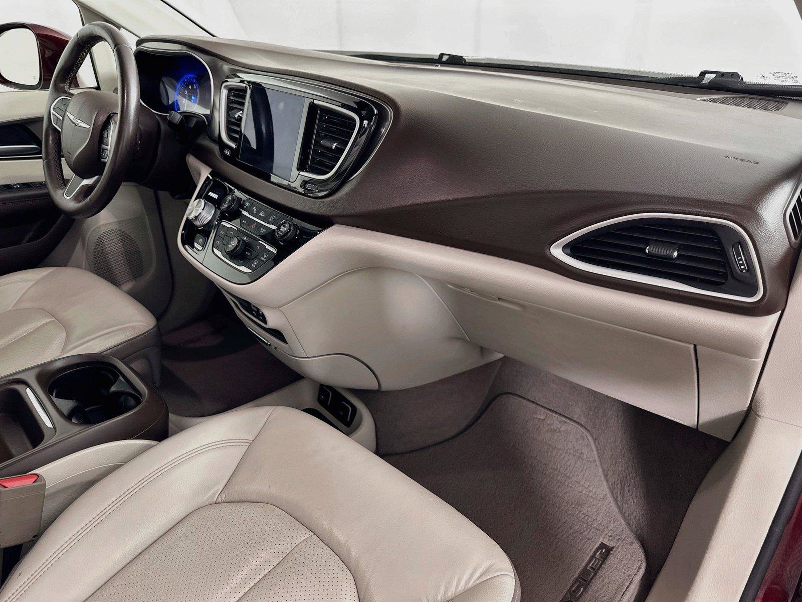 Used 2018 Chrysler Pacifica Touring-L w/ Advanced Safetytec Group FWD image 29