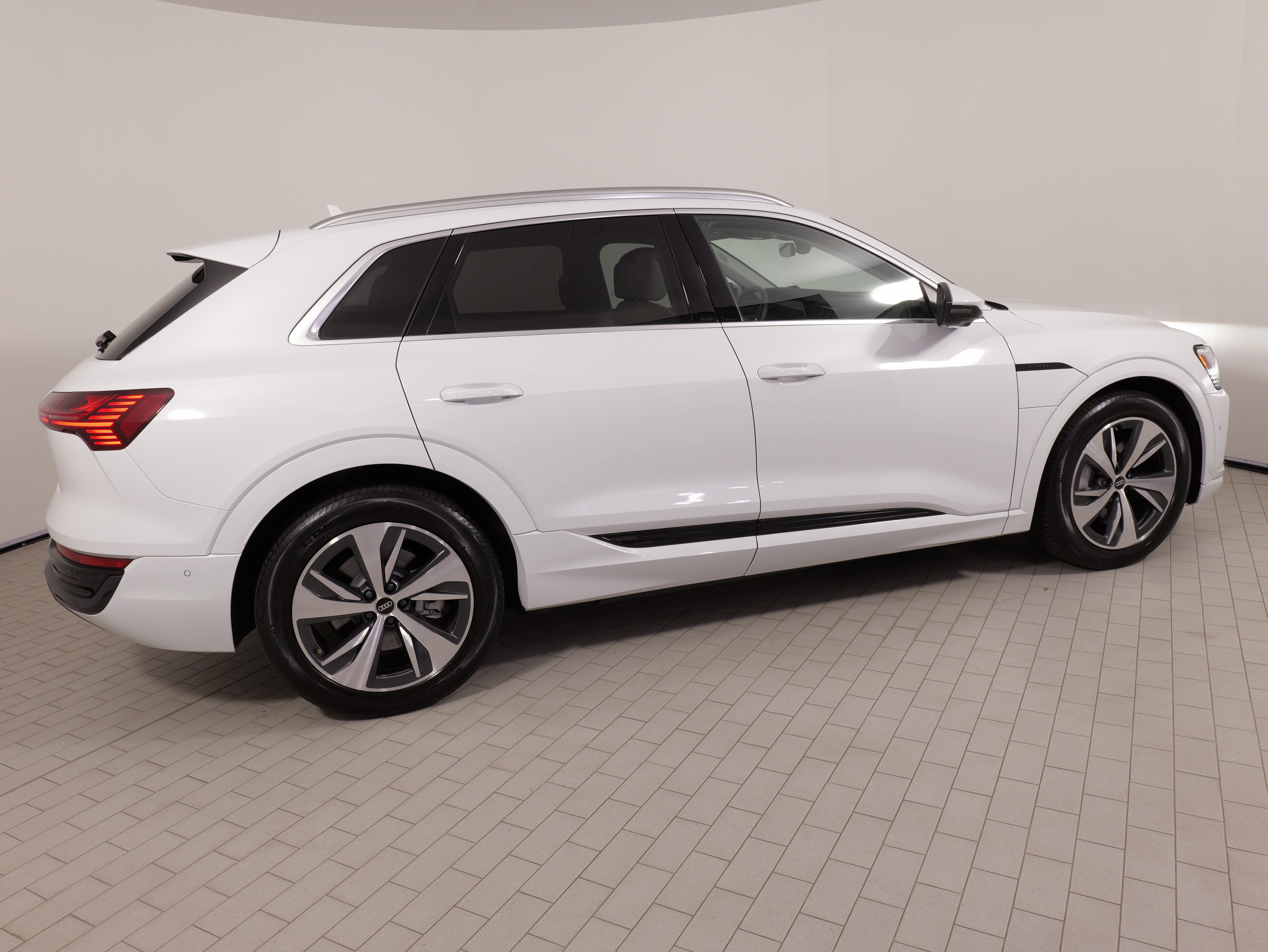 Used 2024 Audi Q8 e-tron Premium Plus w/ Premium Plus Package AWD/4WD image 9