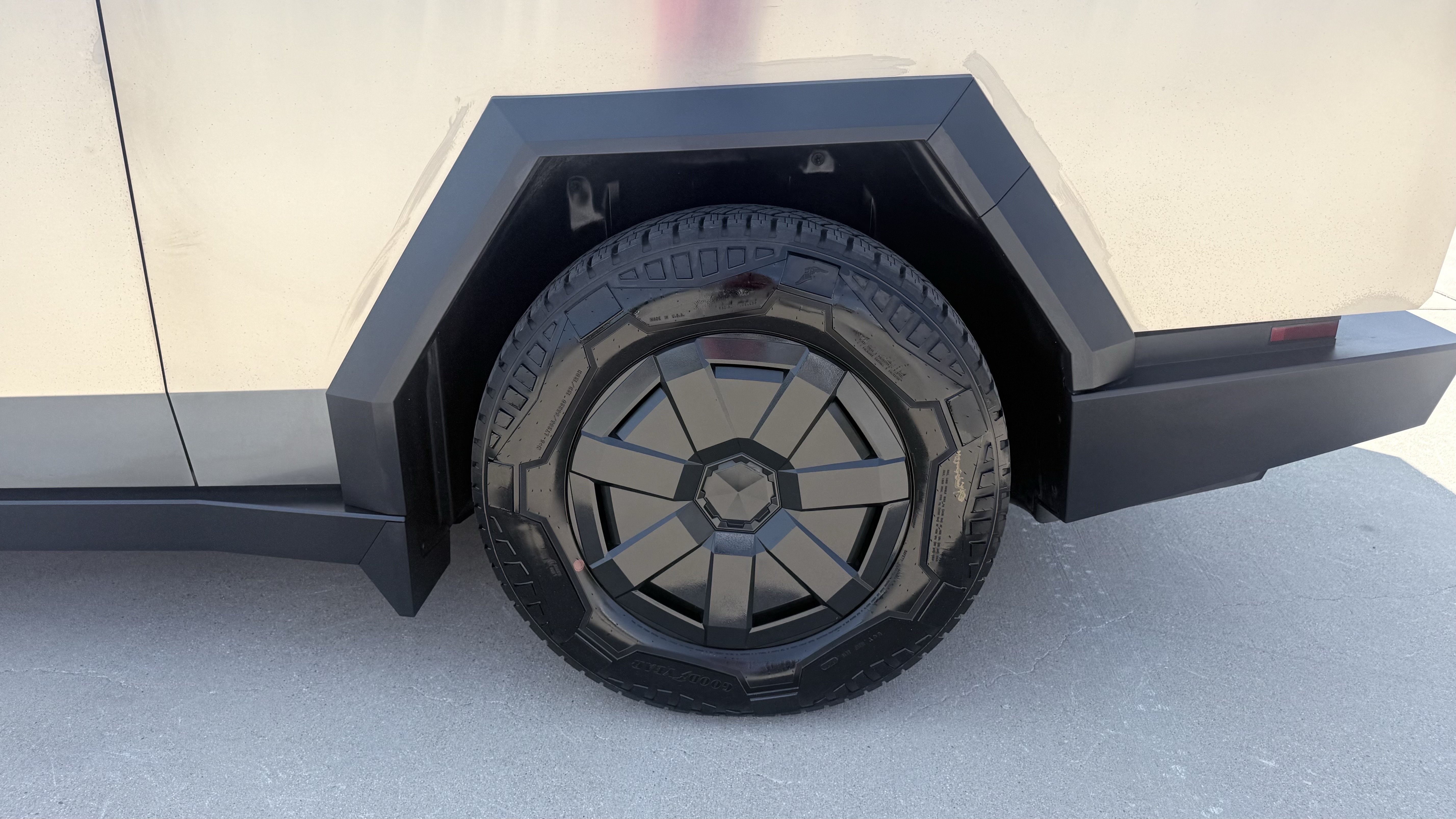 Used 2025 Tesla Cybertruck AWD Crew Cab image 11