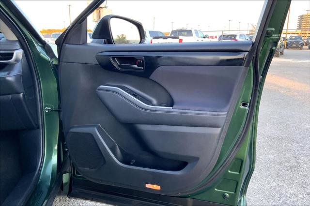 Certified 2023 Toyota Highlander L image 21