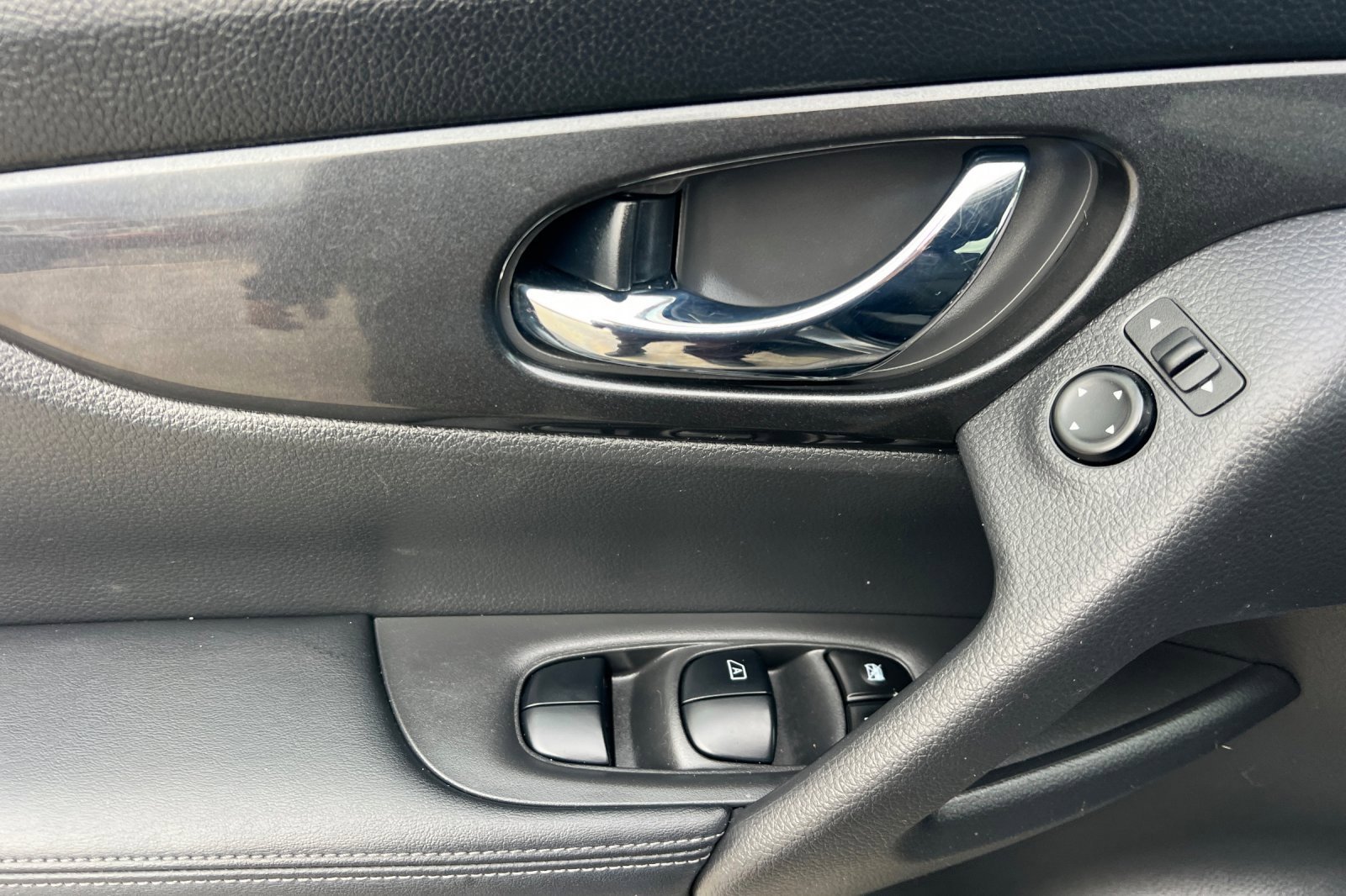 Used 2019 Nissan Rogue SV image 8