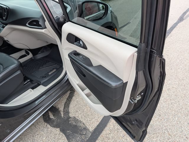 Used 2022 Chrysler Pacifica Touring-L FWD image 4