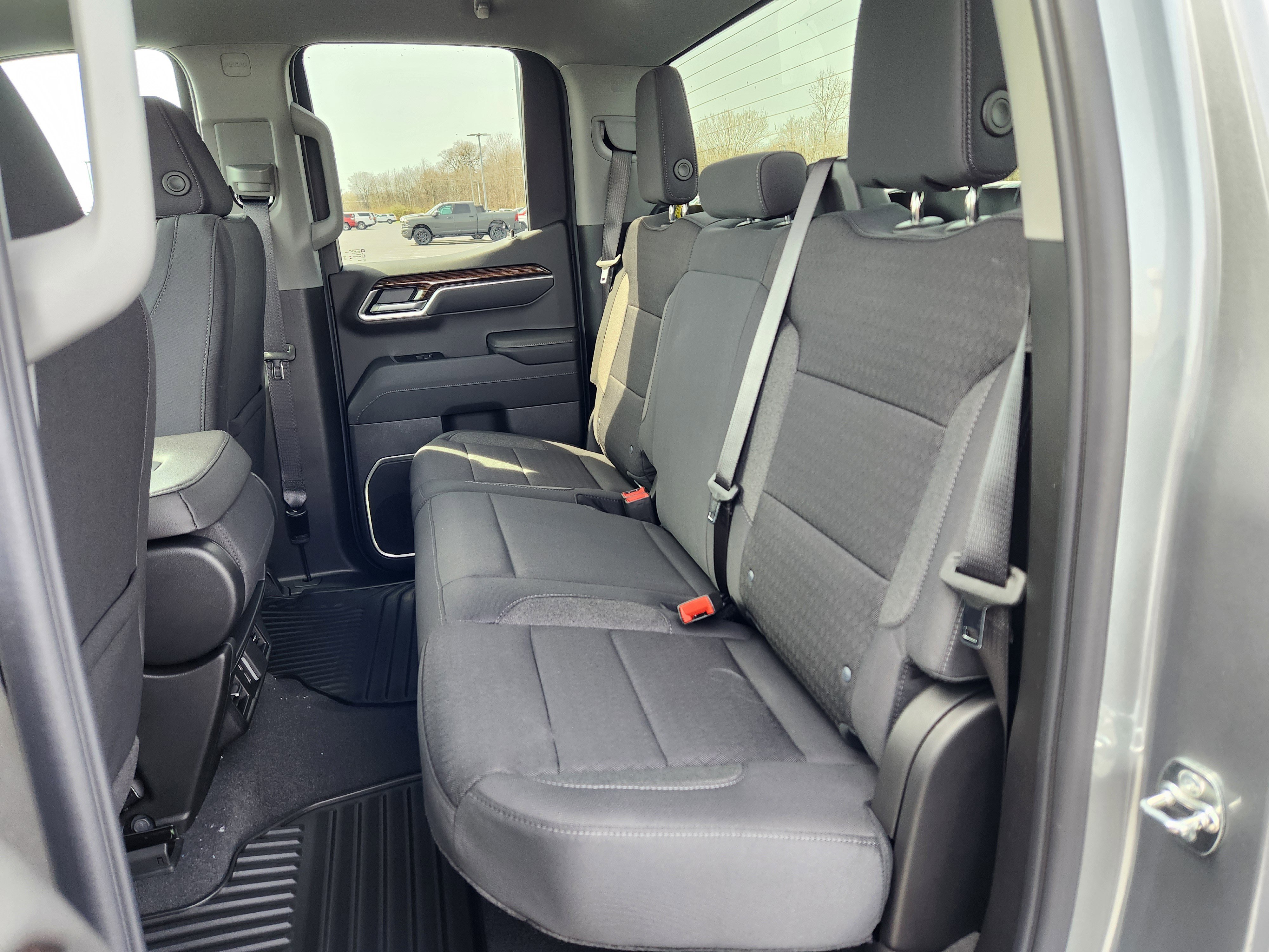 New 2026 GMC Sierra 1500 SLE image 7
