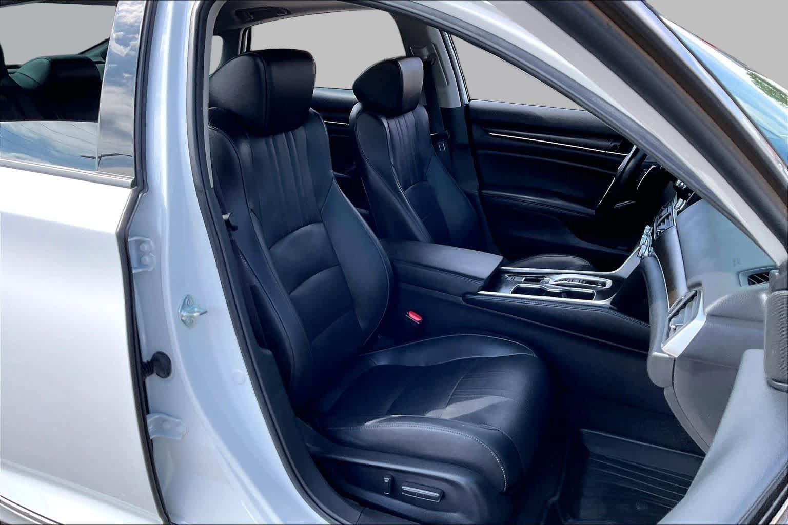 Used 2022 Honda Accord Touring image 9