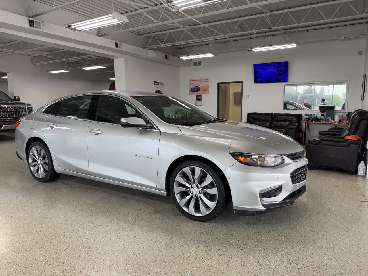Used 2016 Chevrolet Malibu Premier w/ Driver Confidence Package II FWD image 3