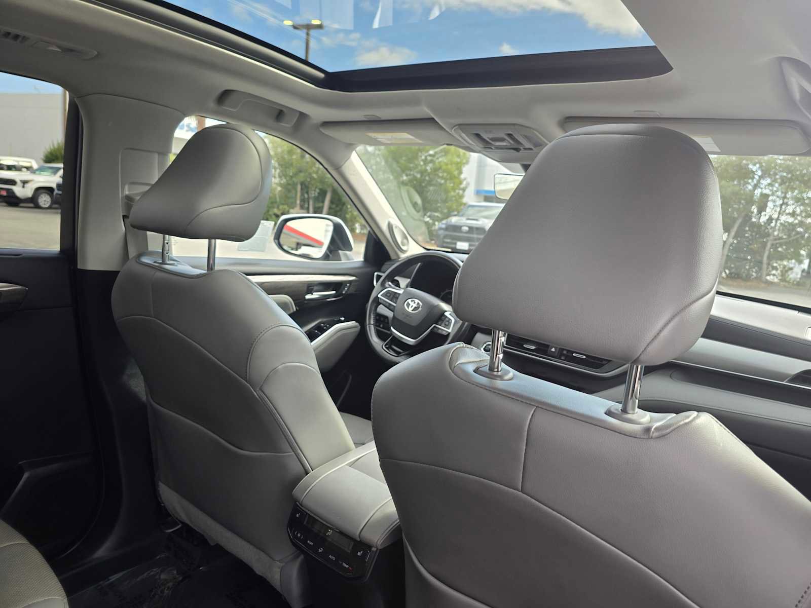 Used 2023 Toyota Highlander Platinum image 16
