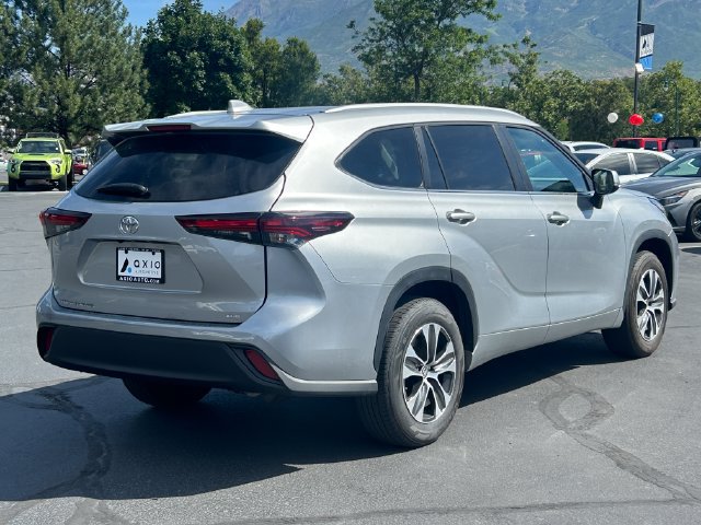 Used 2024 Toyota Highlander XLE FWD image 4