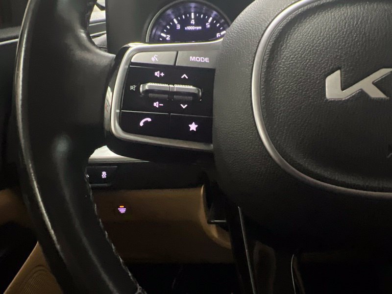 Used 2023 Kia Carnival LX FWD image 22