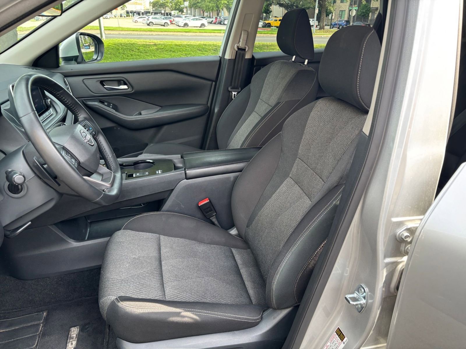 Used 2025 Nissan Rogue SV FWD image 31