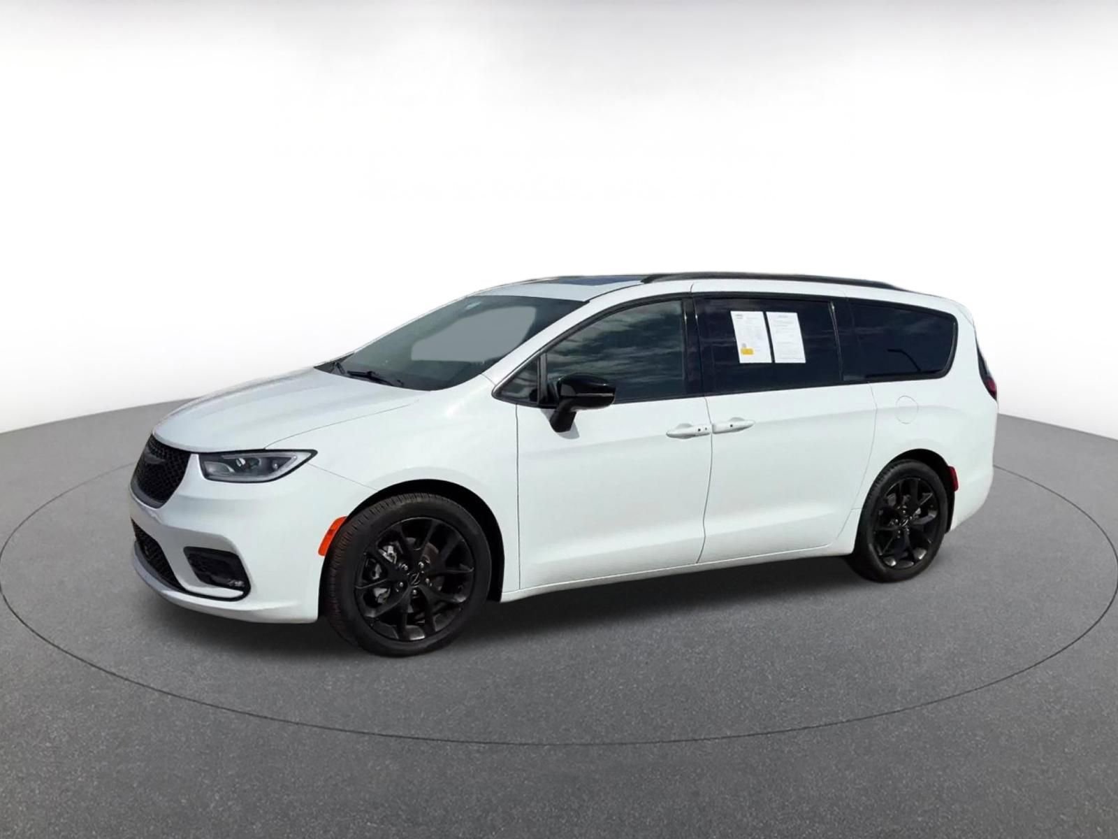 Used 2025 Chrysler Pacifica Limited image 6
