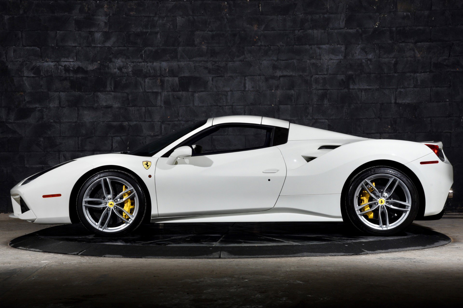 Used 2018 Ferrari 488 Spider image 32