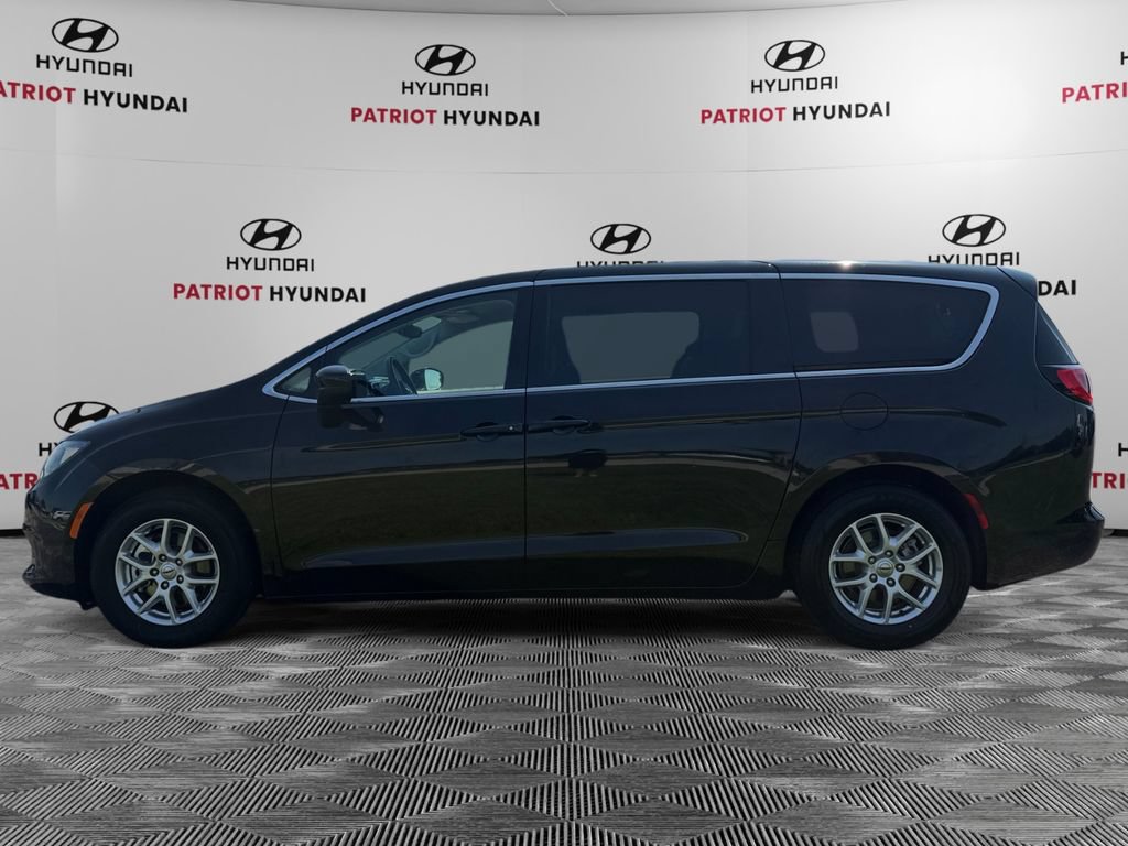 Used 2023 Chrysler Voyager LX FWD image 6