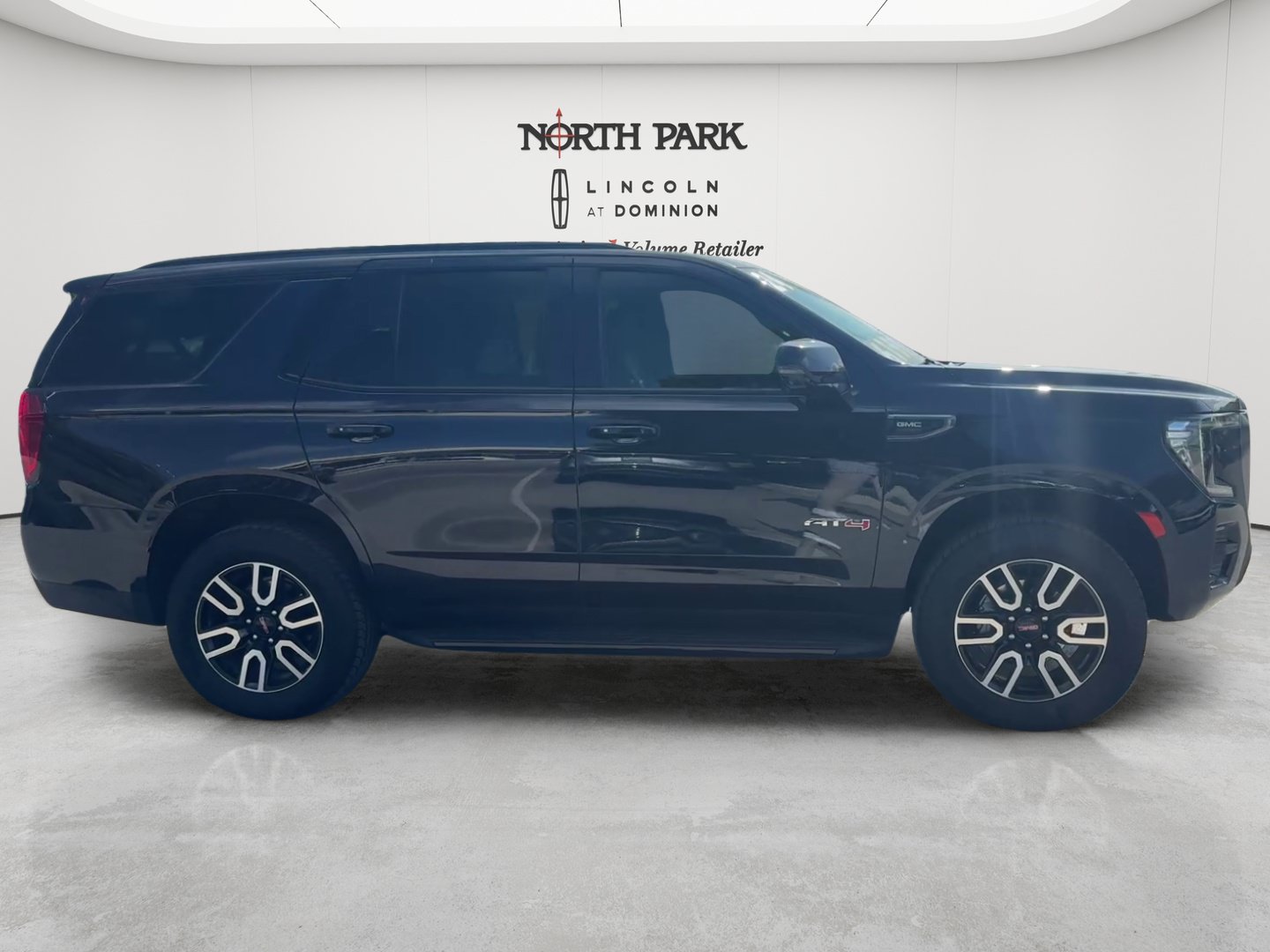 Used 2024 GMC Yukon AT4 w/ Technology Package AWD/4WD image 6