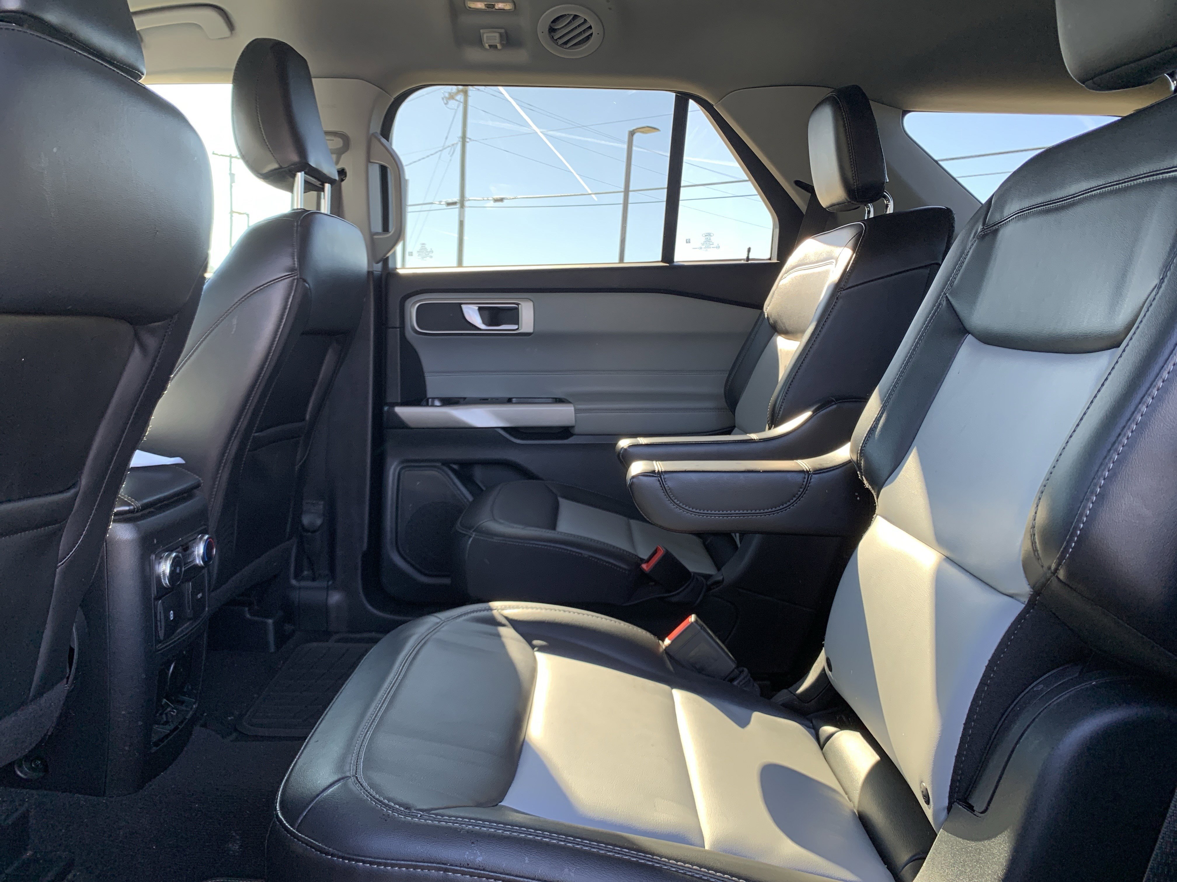 Used 2022 Ford Explorer XLT w/ Equipment Group 202A image 32