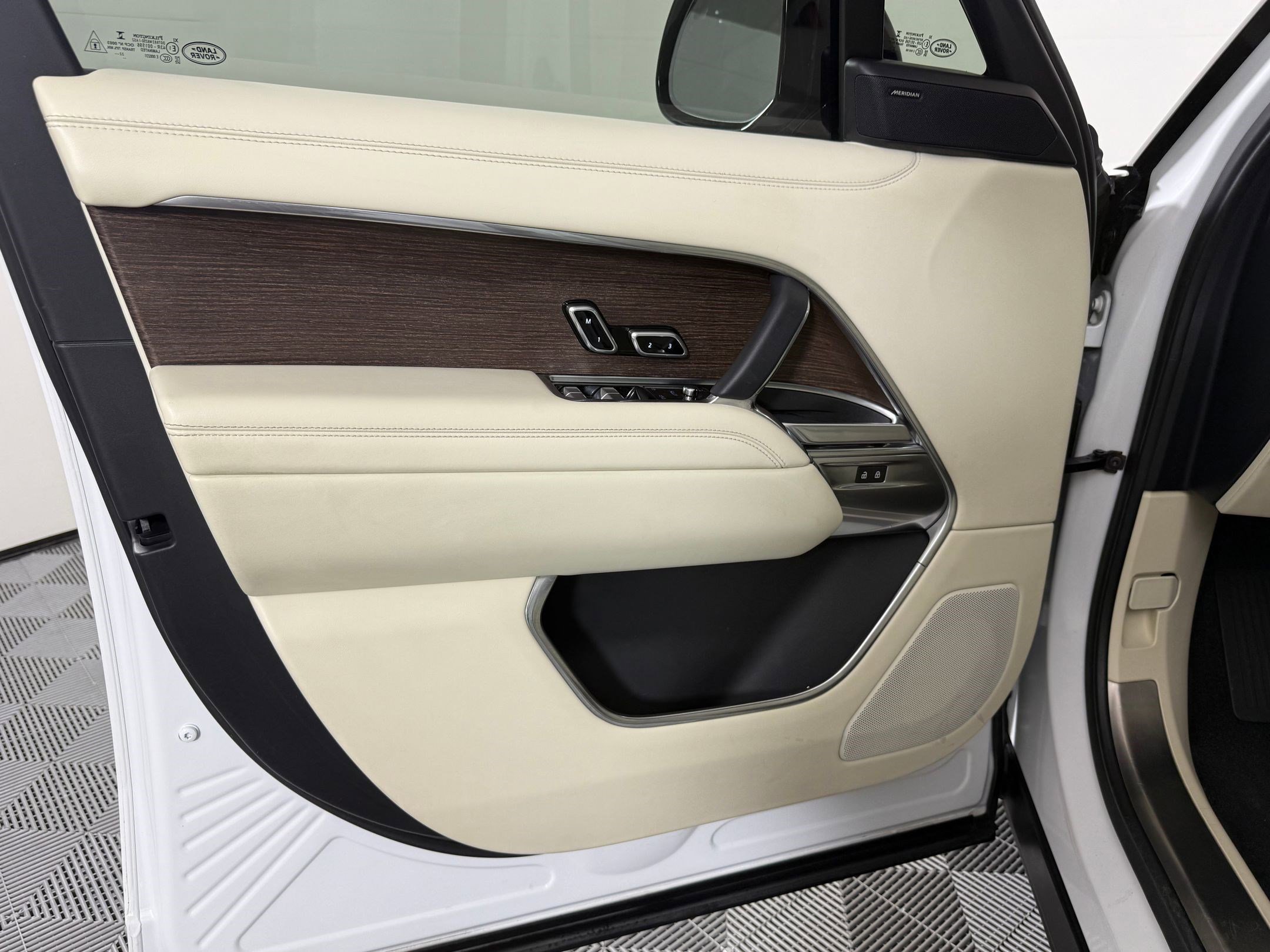 Used 2023 Land Rover Range Rover SE image 12