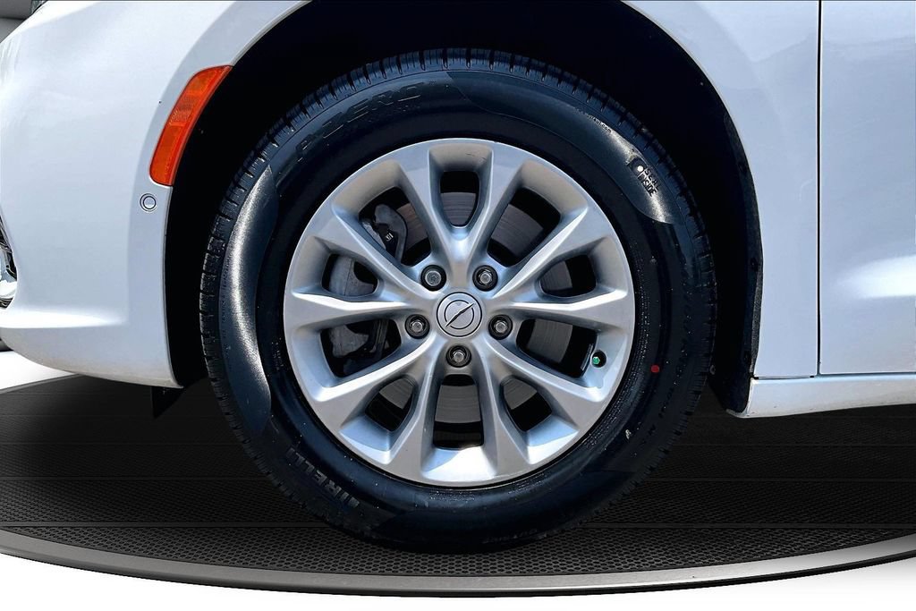Used 2025 Chrysler Pacifica Select AWD/4WD image 35