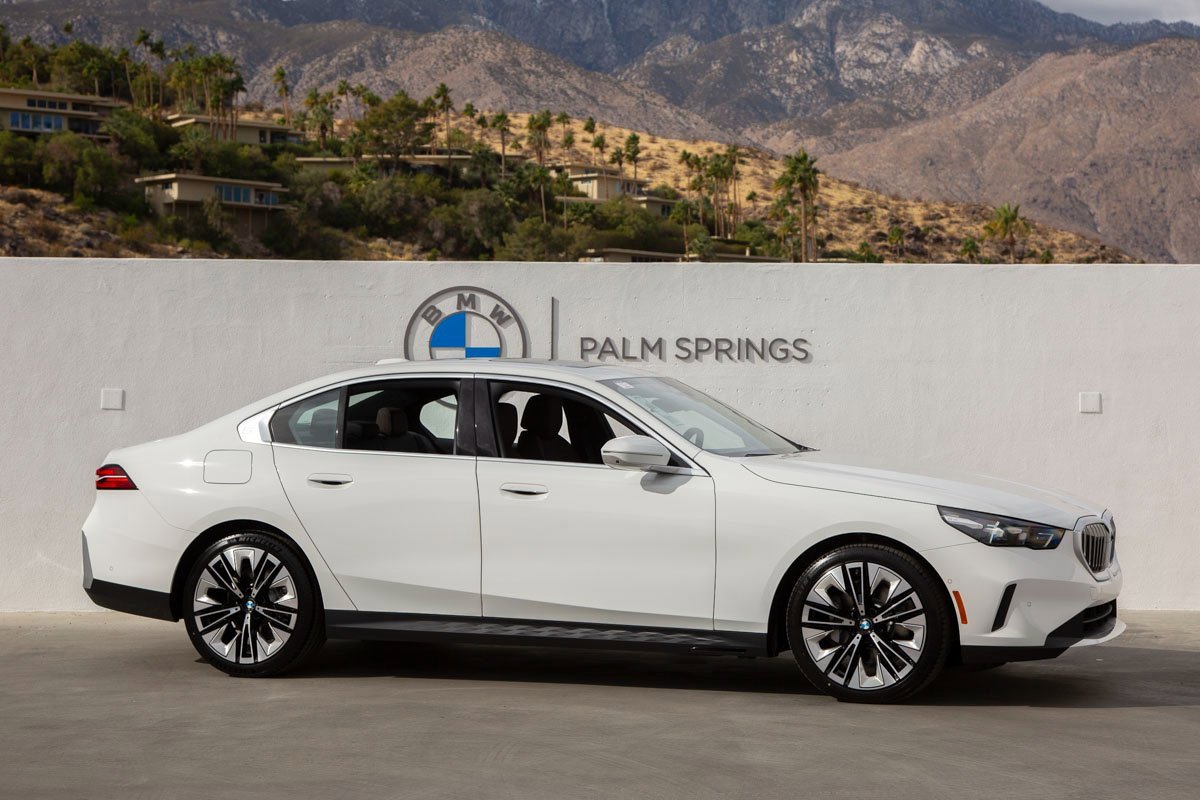 Used 2025 BMW 530i xDrive 530i xDrive w/ Premium Package image 2