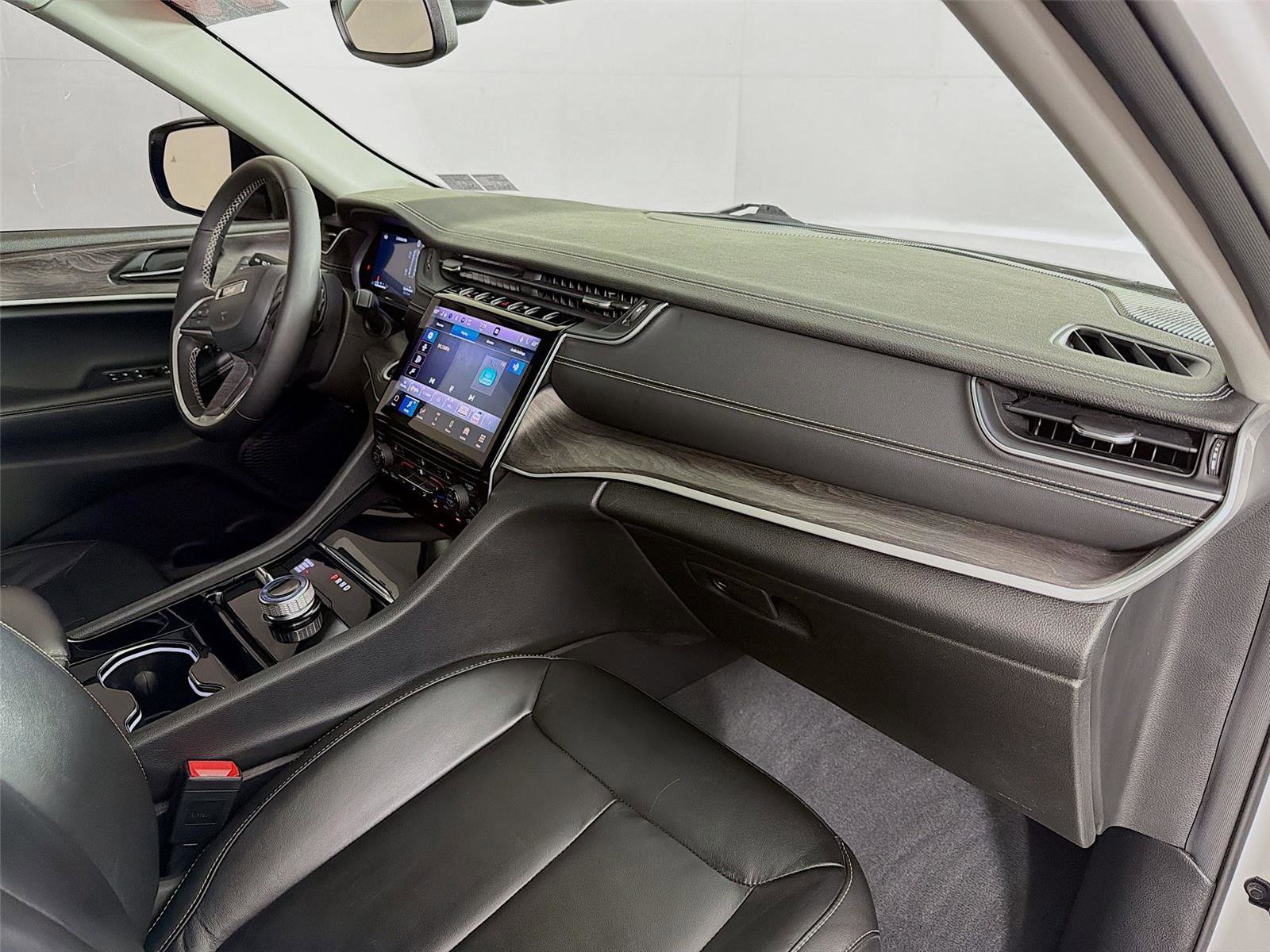 Used 2023 Jeep Grand Cherokee Limited image 29