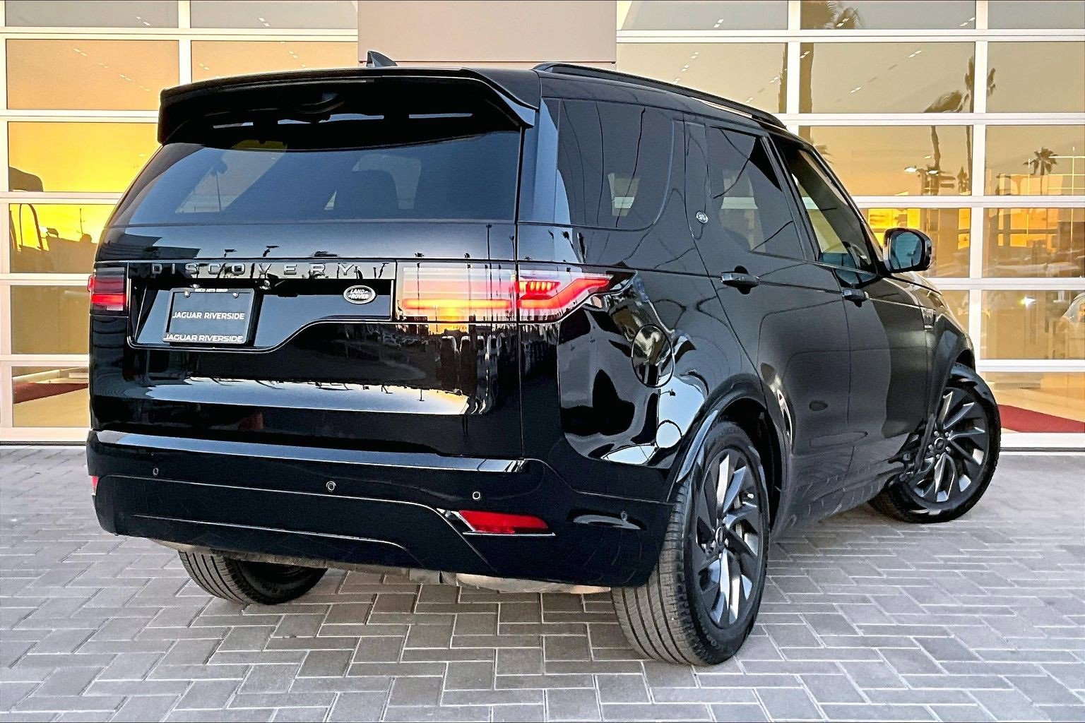 Used 2023 Land Rover Discovery S R-Dynamic image 12