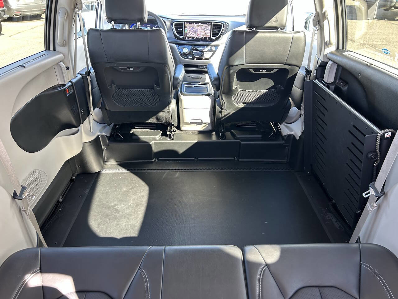 Used 2024 Chrysler Pacifica Touring-L image 11