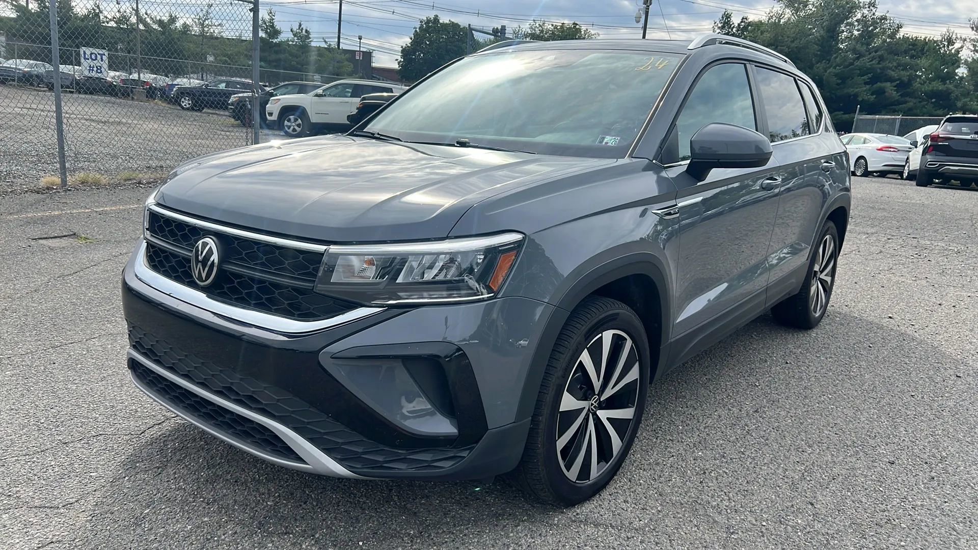 Used 2022 Volkswagen Taos SE image 1