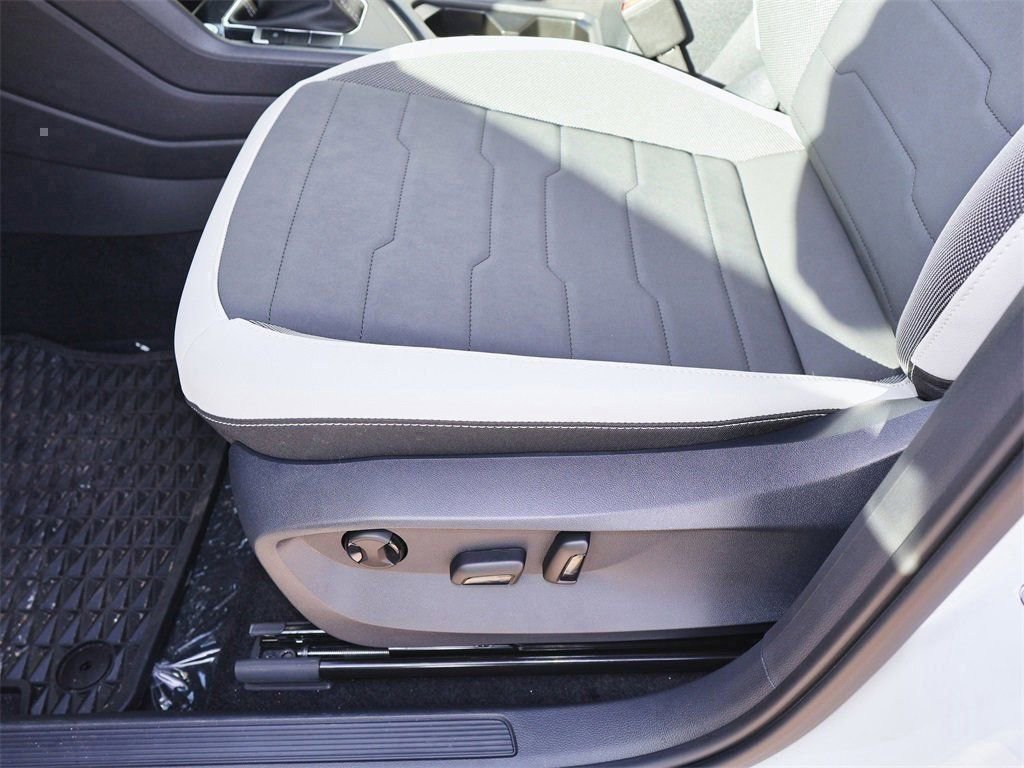 New 2026 Volkswagen Taos SE image 13