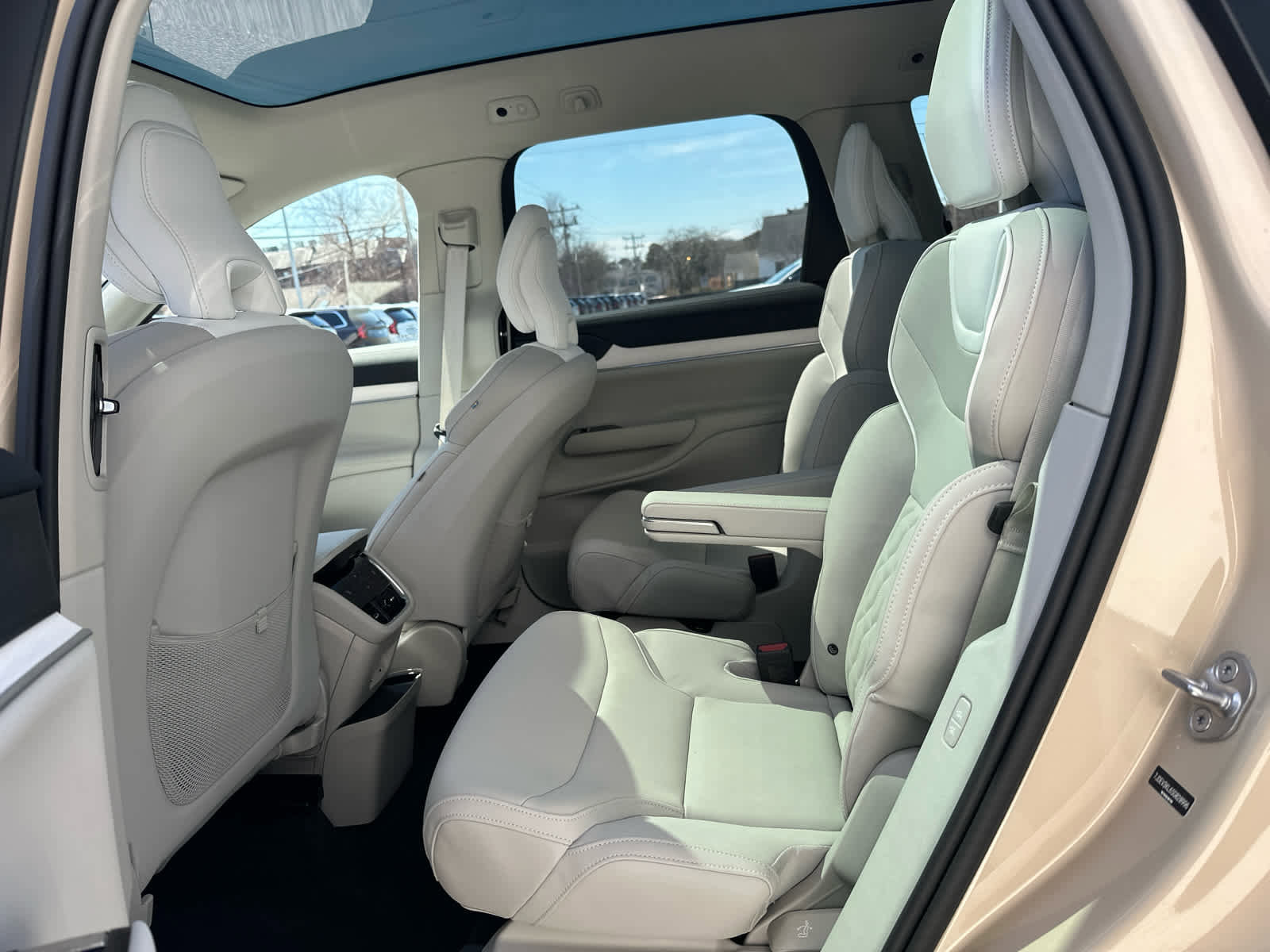 Certified 2025 Volvo EX90 Ultra w/ Protection Package Premier image 26