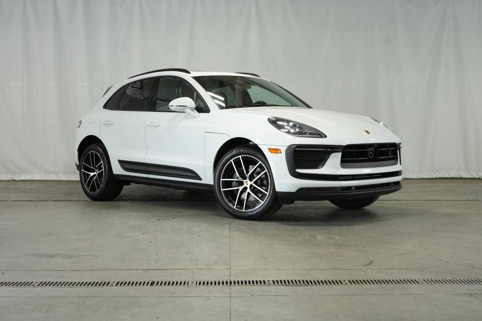 Certified 2025 Porsche Macan AWD/4WD image 9