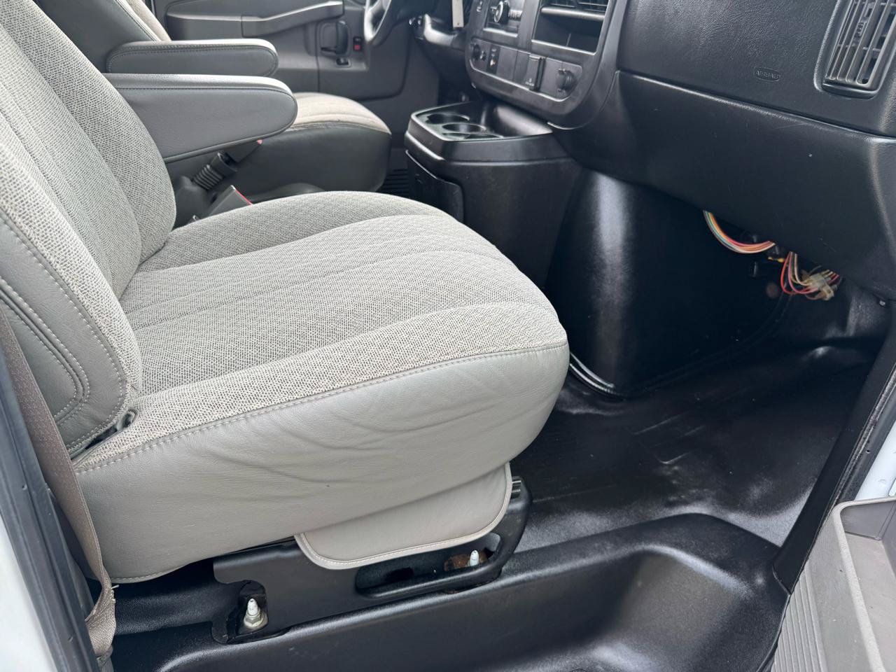 Used 2017 GMC Savana 2500 RWD image 17