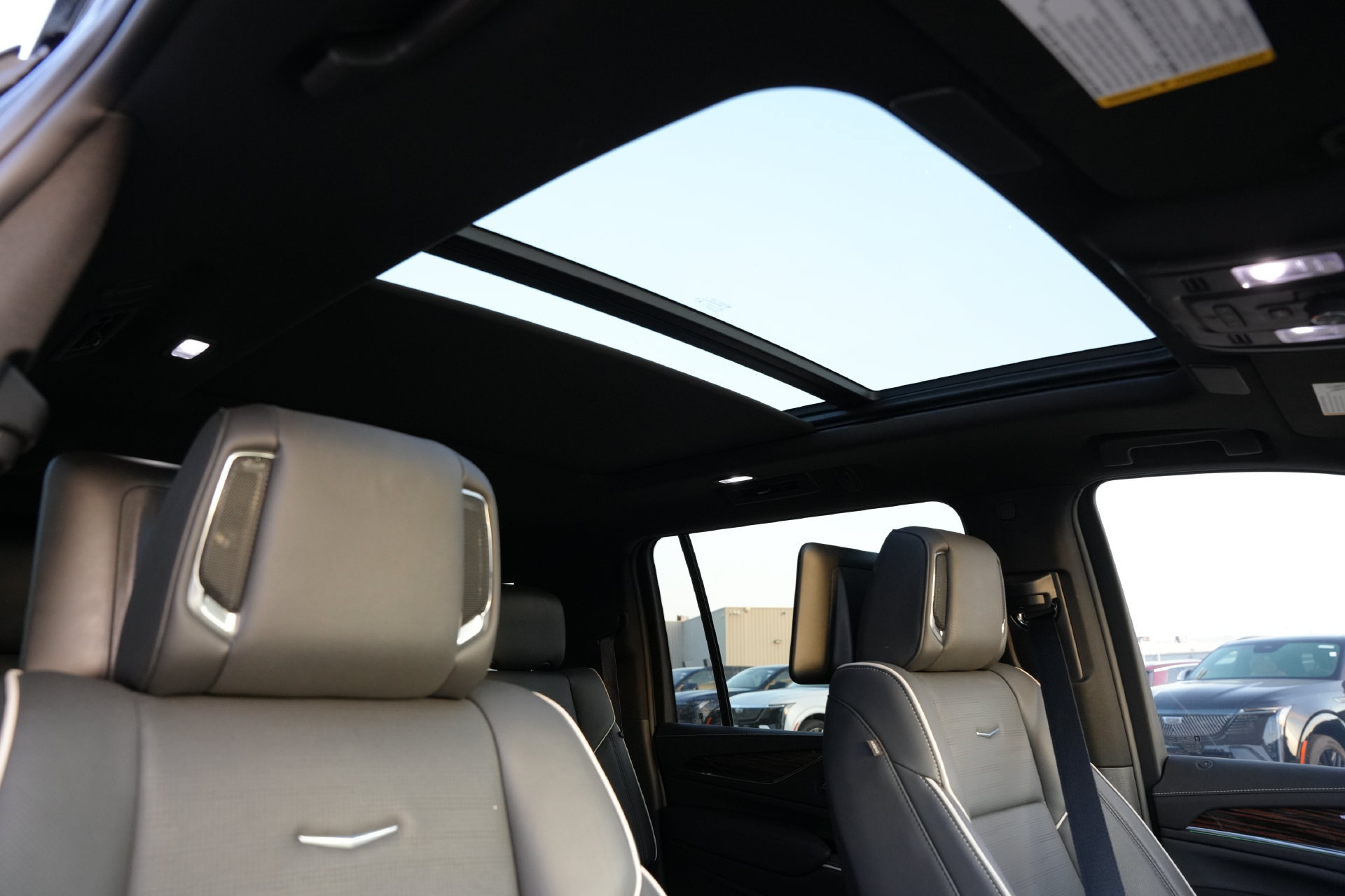 Certified 2024 Cadillac Escalade ESV Premium Luxury w/ Performance Package AWD/4WD image 25