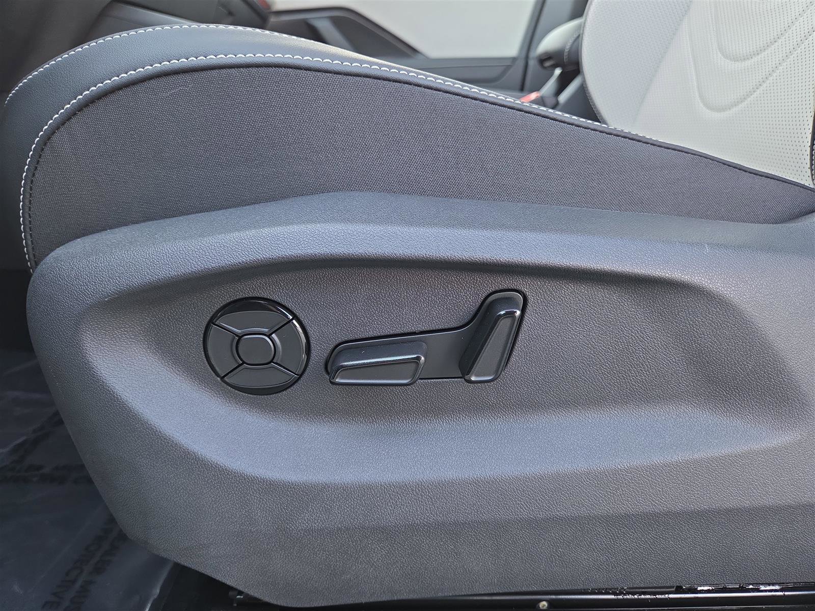 New 2025 Volkswagen Tiguan SE image 17