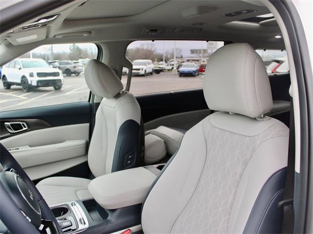 New 2025 Kia Carnival SX w/ SX Dark Edition Package image 6