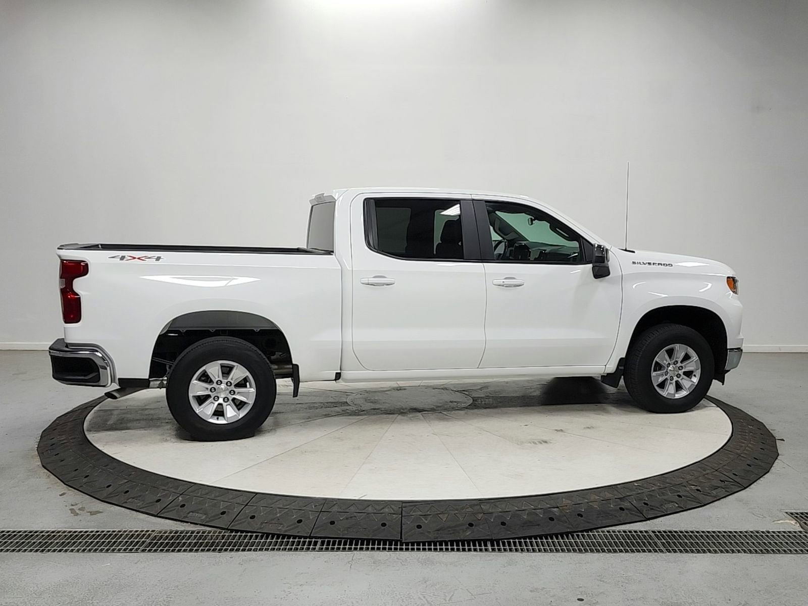 Used 2025 Chevrolet Silverado 1500 LT AWD/4WD image 8