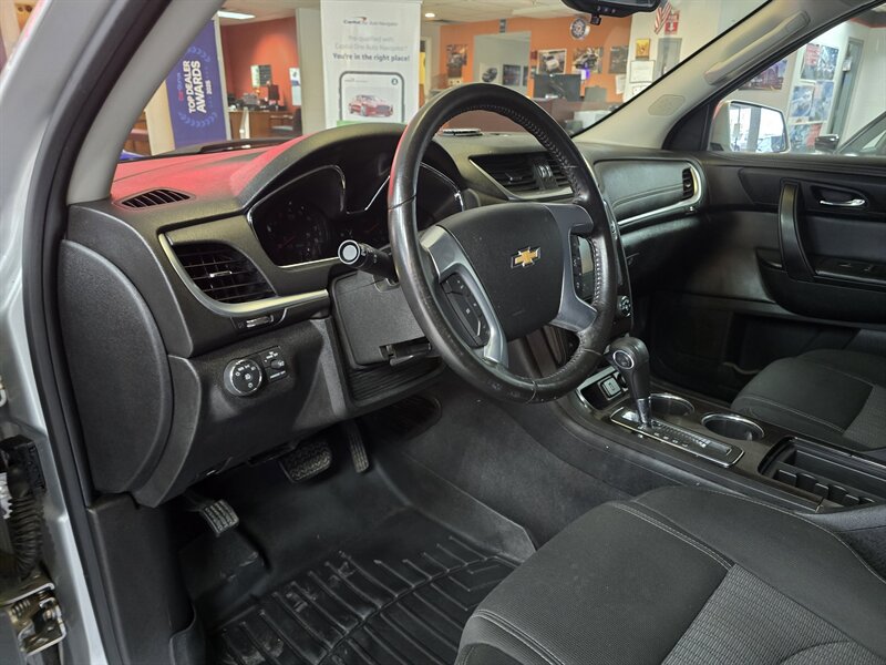 Used 2015 Chevrolet Traverse LT w/ Style and Technology Package FWD image 8