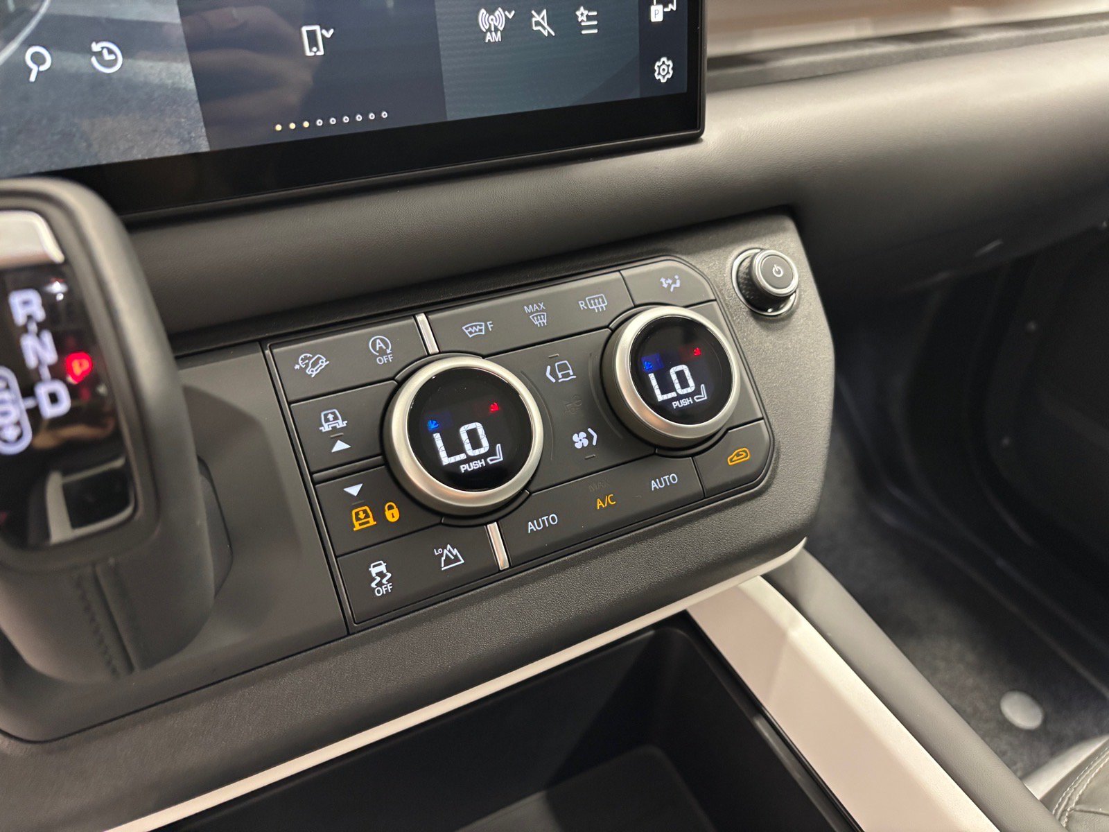 New 2025 Land Rover Defender 130 X-Dynamic SE AWD/4WD image 15