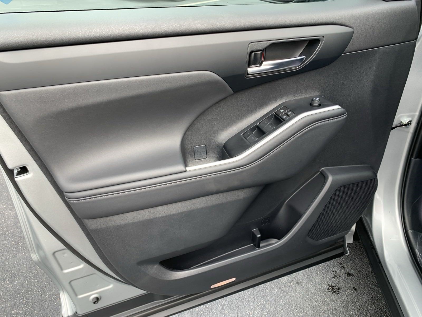 New 2024 Toyota Highlander XLE FWD image 21
