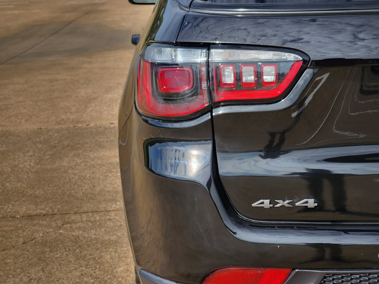 Used 2025 Jeep Compass Trailhawk AWD/4WD image 9