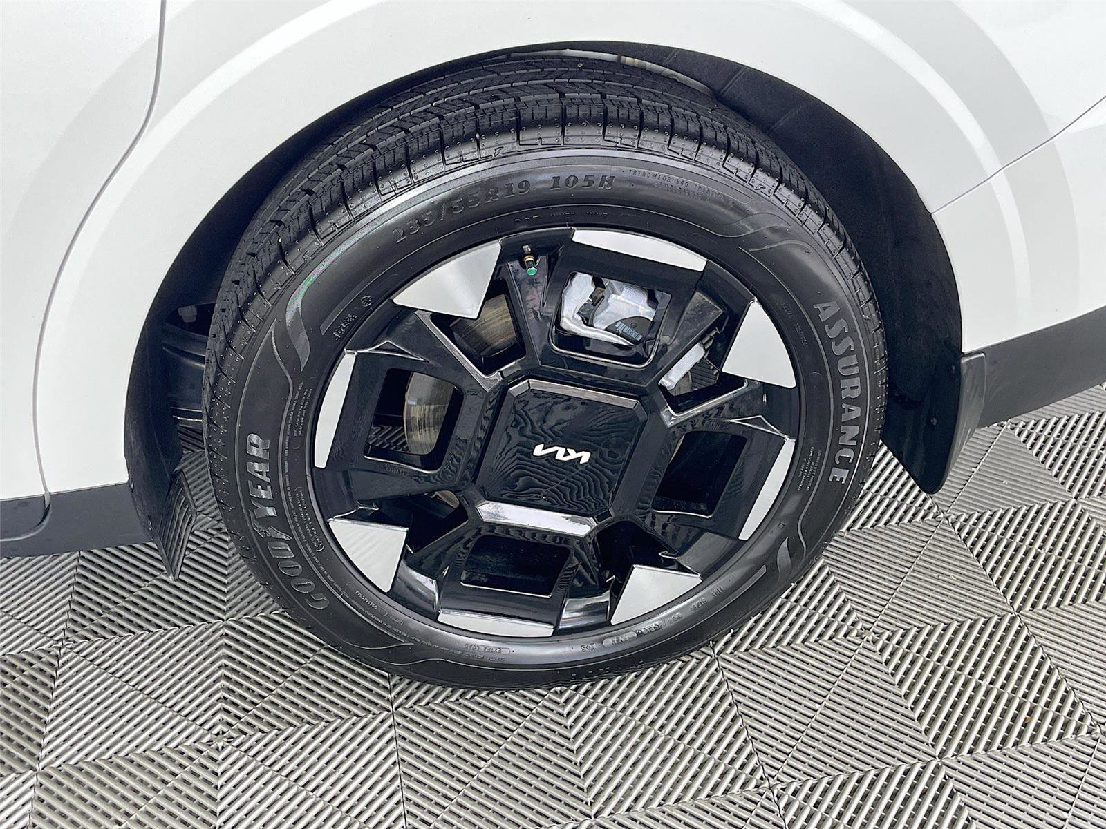 Used 2025 Kia Carnival EX image 35