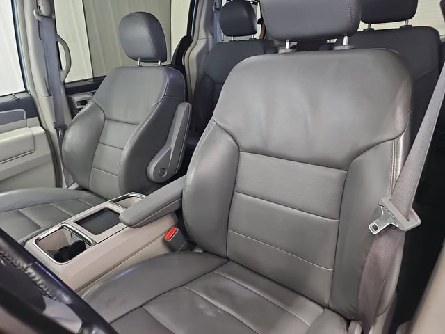 Used 2009 Volkswagen Routan SEL Premium FWD image 42