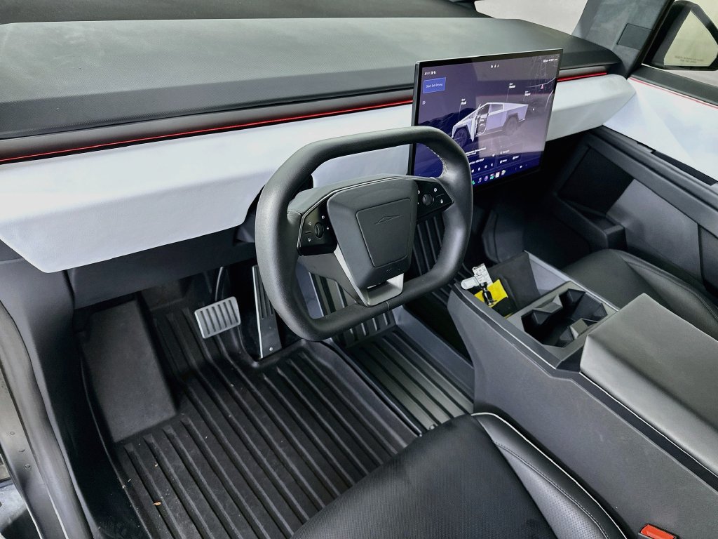 Used 2024 Tesla Cybertruck AWD Crew Cab image 27