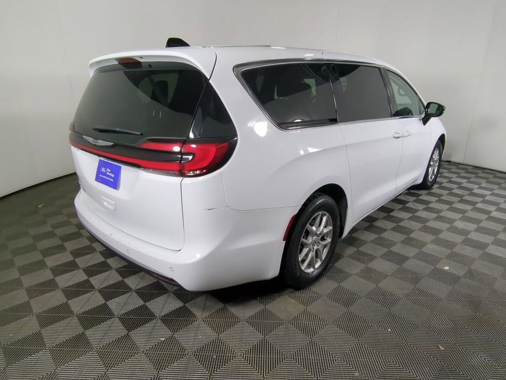 Used 2024 Chrysler Pacifica Touring-L image 17