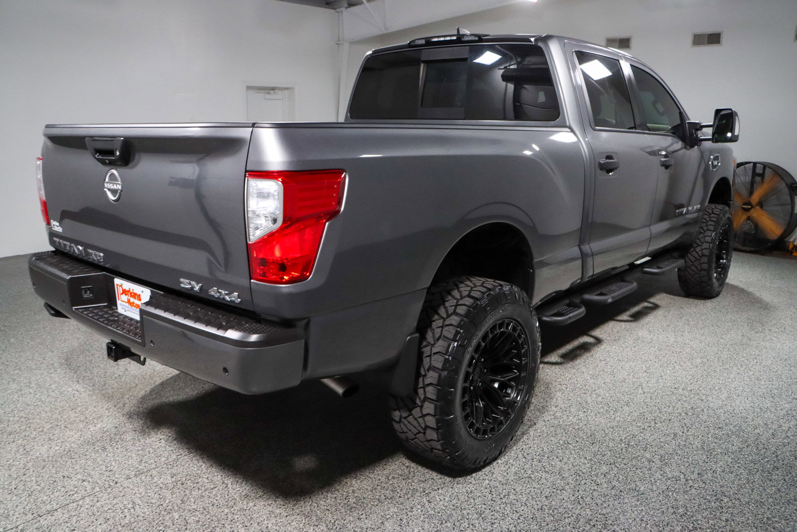 Used 2023 Nissan Titan SV image 7