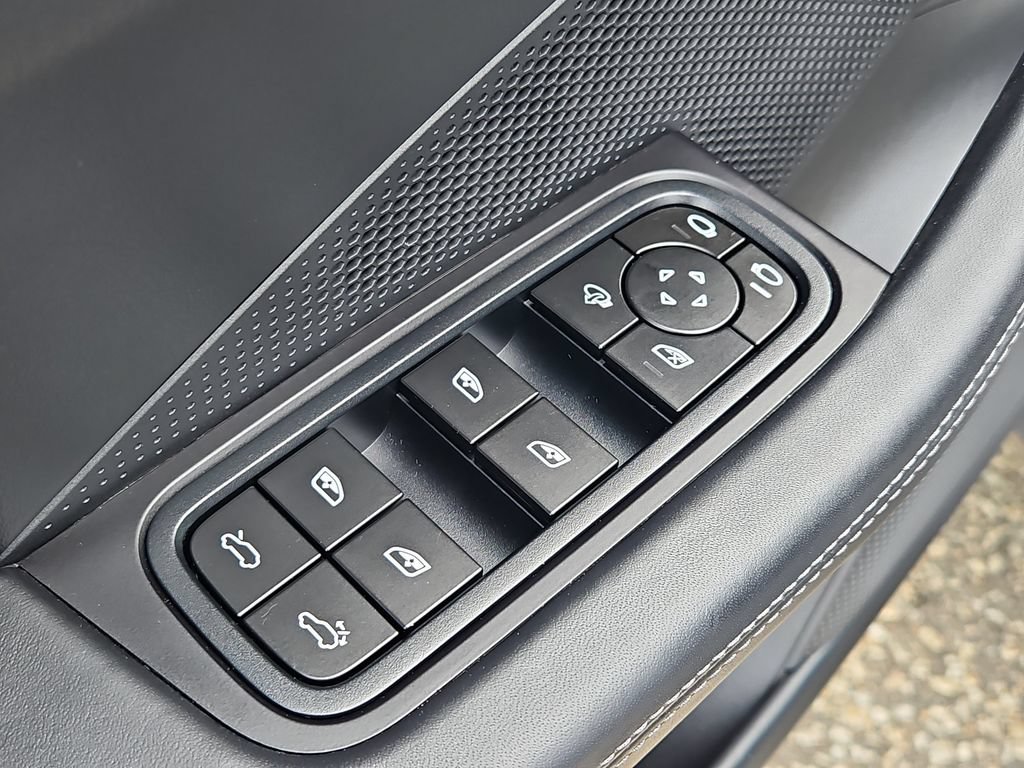 Certified 2025 Porsche Macan 4S Electric AWD/4WD image 33