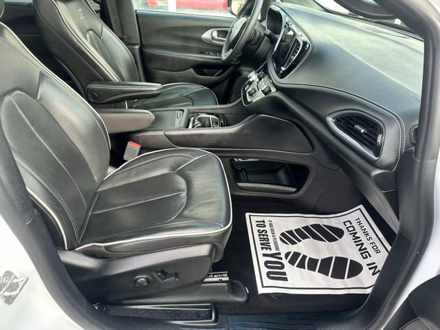 Used 2025 Chrysler Pacifica Limited FWD image 11
