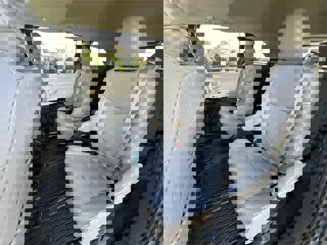 Used 2025 Toyota Sienna XLE image 19