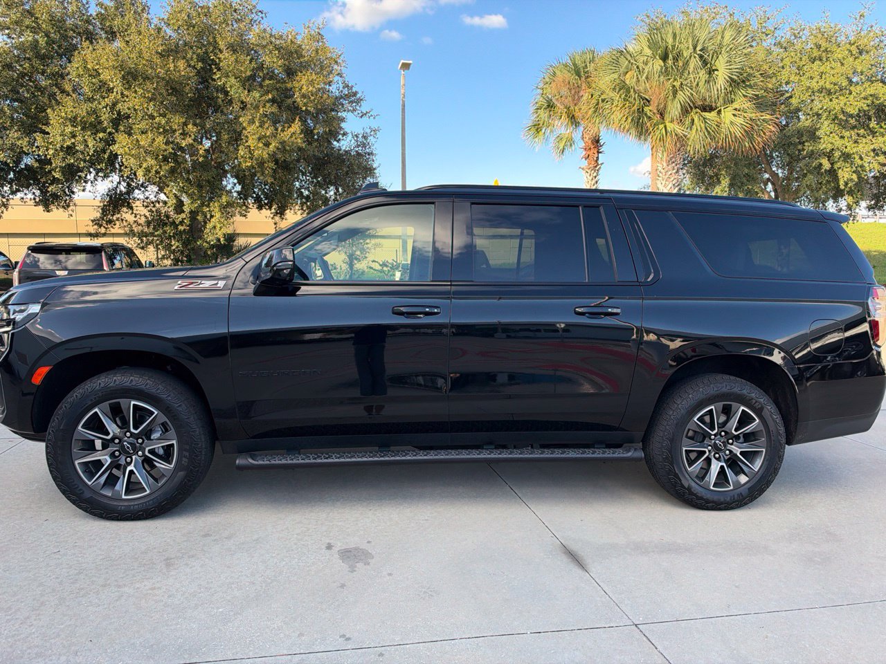 Used 2024 Chevrolet Suburban Z71 w/ Luxury Package AWD/4WD image 2