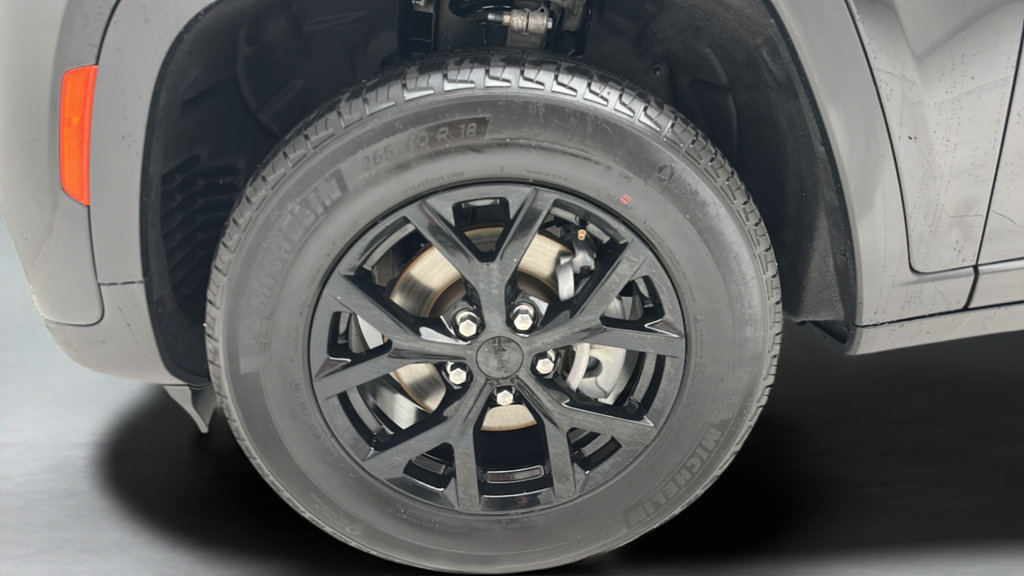 Used 2025 Jeep Grand Cherokee Altitude AWD/4WD image 9